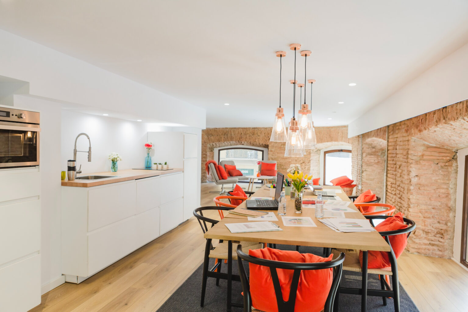 Proyecto de reforma integral de vivienda en Málaga con acabados de alta calidad y diseño moderno